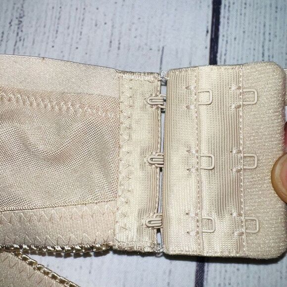 Instant Shaping by Plusform Keyhole Bra - Picture 5 of 6